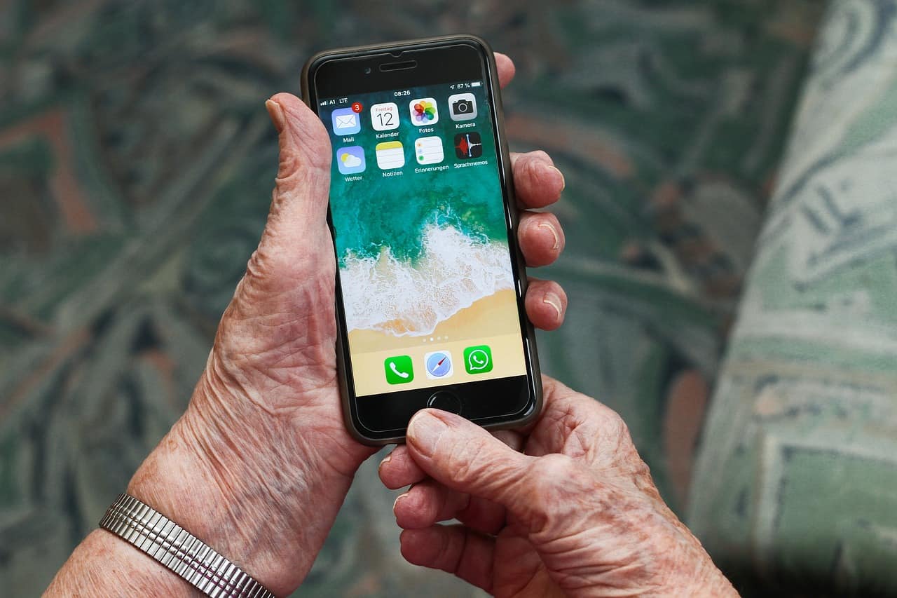 Rentner Smartphone: Darauf ist bei der Auswahl zu achten